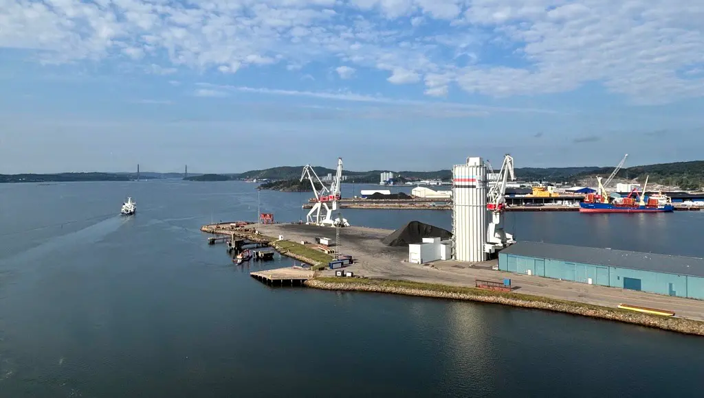 Vy över delar av Uddevalla hamn ut mot Uddevallabron.