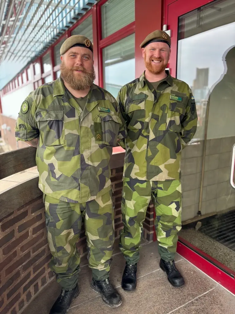 Robert och Petter i uniform.
