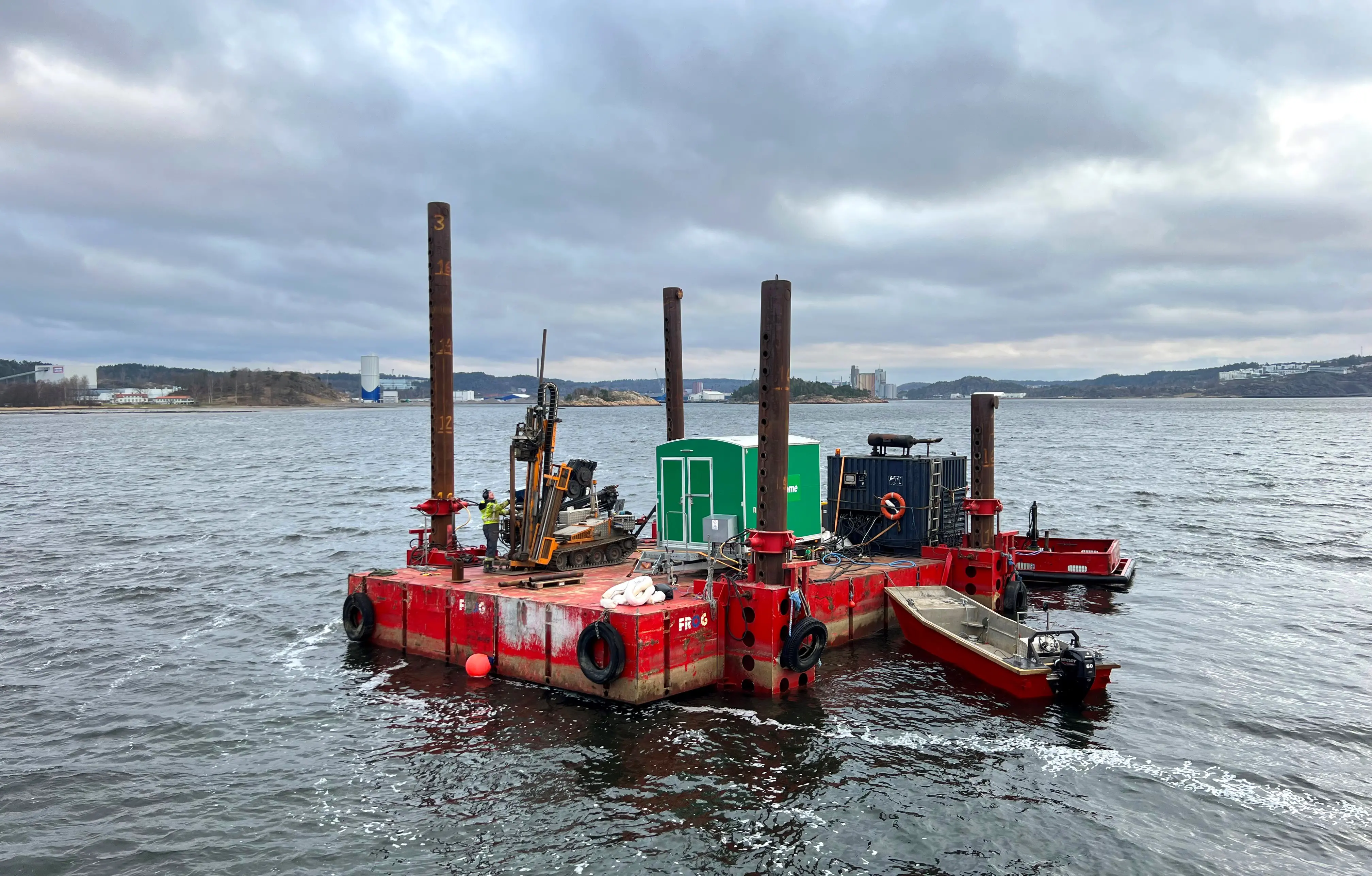 Just nu genomförs geotekniska undersökningar av havsbottnen vid Västra hamnen med hjälp av en borrigg.