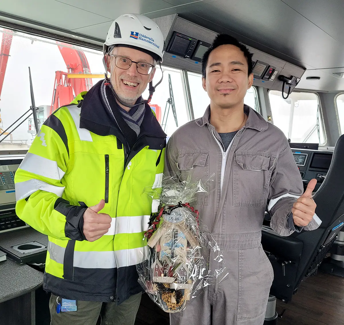 Kapten Rudny Tugado tillsammans med Uddevalla Hamnterminals marknadschef, Jaob Engholm