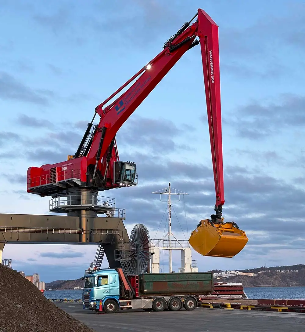 Kran 60 i Västra hamnen har fullt upp. Här med lossning av bulkgods.