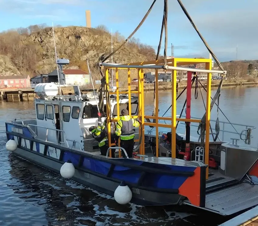 Ny arbetsbåt på plats för tjäntsgöring i Uddevalla hamn.