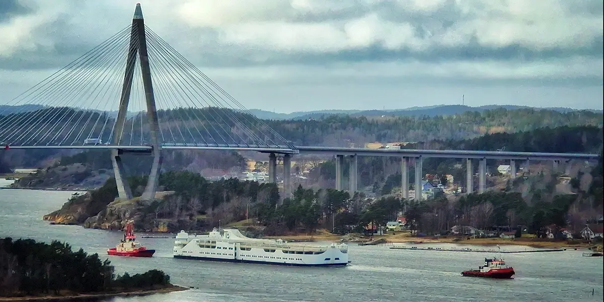 P-arken anländer till Uddevalla hamn, assisterad av bogserbåtarna Hunter, Frog Cygnus och Bess. 