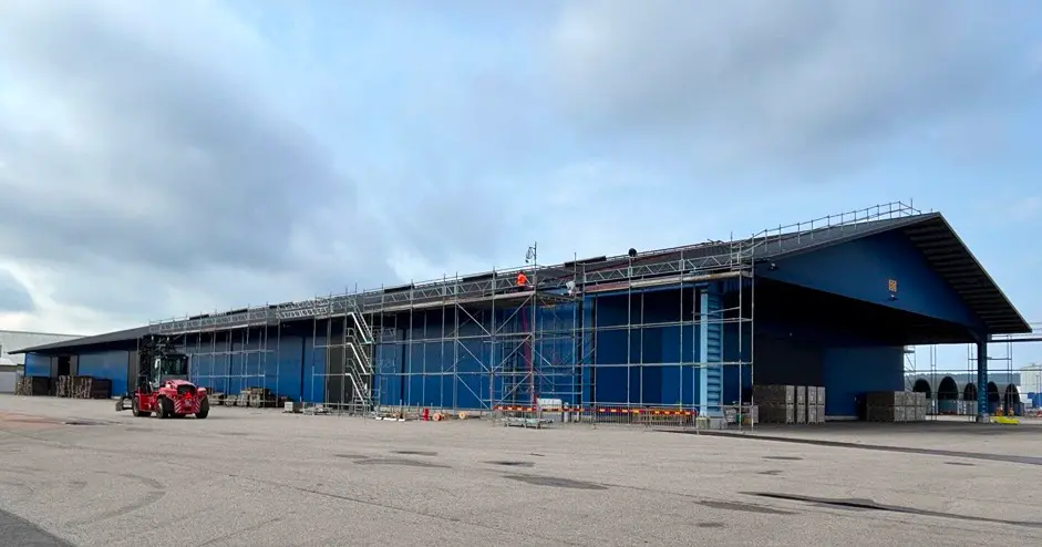 Solceller monteras på en magasinsbyggnad på sörvik